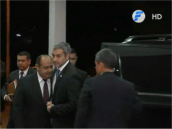 Mario Abdo viaja para conferencia de la ONU y hablar sobre el Mundial