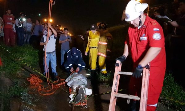 Rescatan cuerpo de hombre que cayó a desagüe