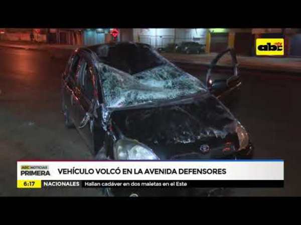 Vehículo volcó en la avenida Defensores del Chaco - Tv - ABC Color