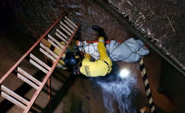 Hombre muere tras caer en la cuneta