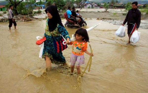 Más de 100 muertos y 79 desaparecidos tras riadas en Papúa Indonesia | .::Agencia IP::.