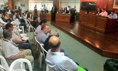 HOY / Taxistas vs. MUV y Uber: enjambre amarillo no dialoga y sigue metiendo presión