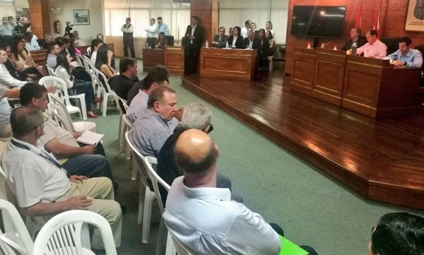 HOY / Taxistas vs. MUV y Uber: enjambre amarillo no dialoga y sigue metiendo presión