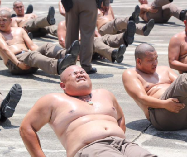 En Tailandia envían a sus policías con sobrepeso a un campamento para “destruir barrigas“