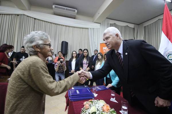 MOPC efectiviza pago a funcionarios tras ejecución de pólizas de seguro de vida | .::Agencia IP::.