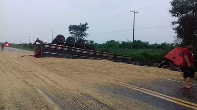 Camión sojero volcó en San Pedro