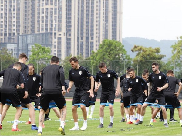 Uruguay va por otra China Cup sin sus delanteros estrellas