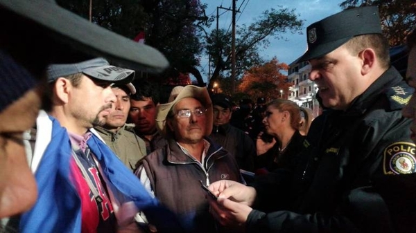 HOY / Indígenas y campesinos amanecieron en Plaza Italia