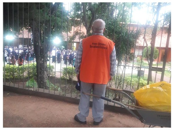 Abuelito hizo una pausa en su trabajo para cantar el himno con alumnos