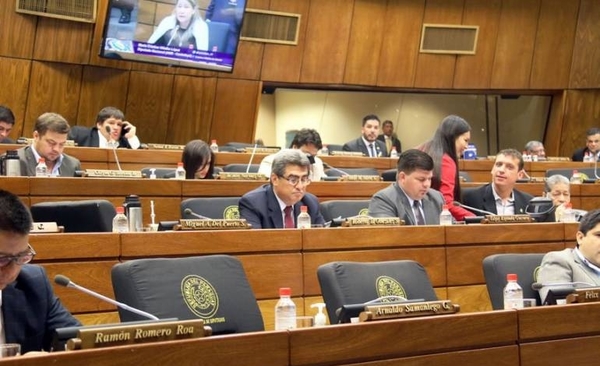 HOY / Médicos que figuran en Diputados volverán al Ministerio