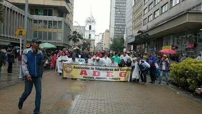 Maestros sindicalizados marchan en Bogotá en reclamo de más inversión en educación | .::Agencia IP::.