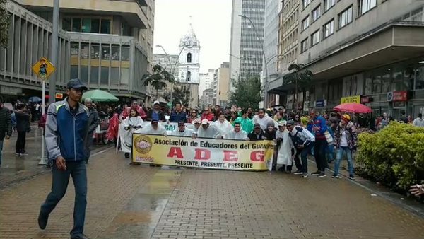 Maestros sindicalizados marchan en Bogotá en reclamo de más inversión en educación | .::Agencia IP::.