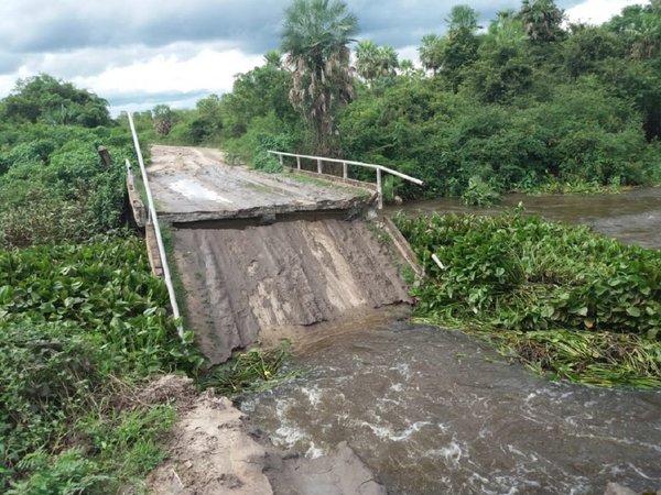 Improvisan una tirolesa para cruzar arroyo tras la caída de un puente
