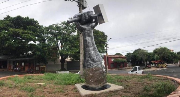 HOY / Escultura de un mazo en barrio Obrero desata disparos contra Mario: "Sos un asco zurdo"