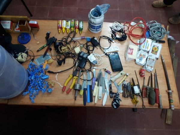 Incautan armas blancas, drogas y un celular en penal de Villarrica