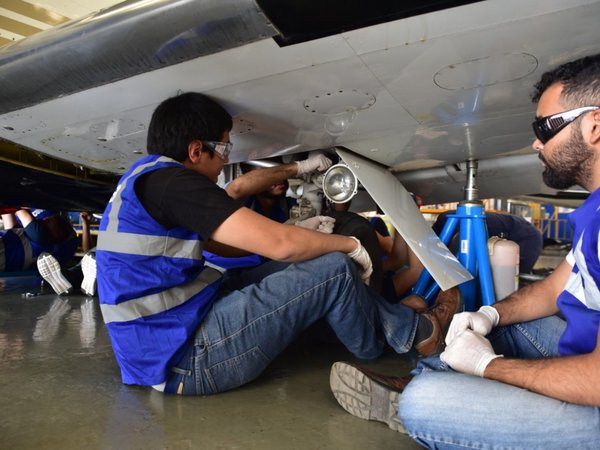 Forman a mecánicos en aviación después de 26 años