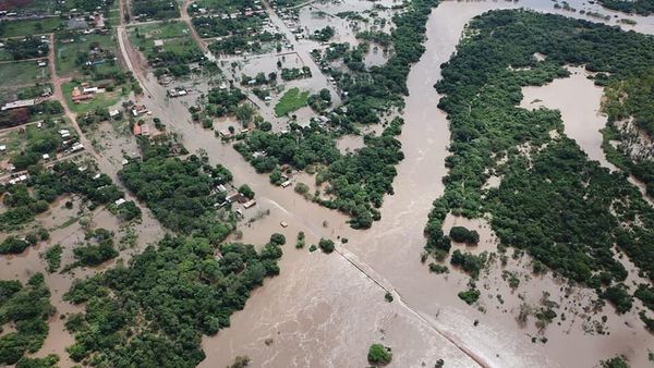 Evacuan a familias indígenas por inundaciones en el Norte
