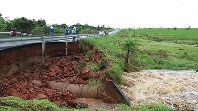 La lluvia desmoronó un puente de la Ruta 5 - Nacionales - ABC Color