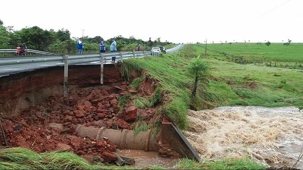 La lluvia desmoronó un puente de la Ruta 5 - Nacionales - ABC Color