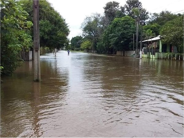Centenares de viviendas inundadas por desborde del río Tebicuarymí