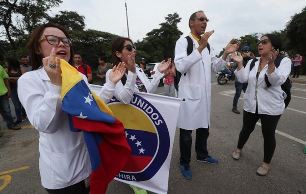 Médicos denuncian “agresión permanente” del Gobierno de Maduro - Internacionales - ABC Color