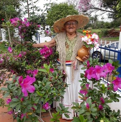 ABUE FEISBUQUERA. Ña Feliciana, la doña que “encanta” en redes