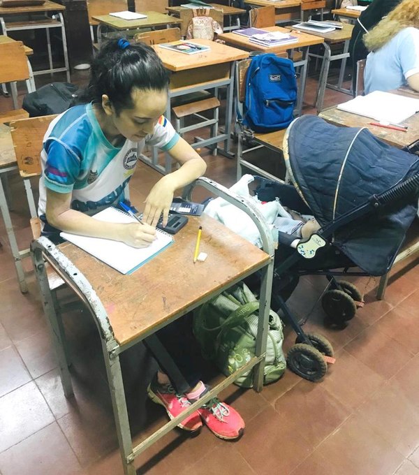 Joven madre se va al colegio con su bebe’i