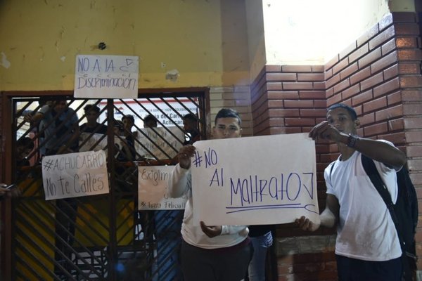 Alumnos toman colegio en Lambaré | Paraguay en Noticias
