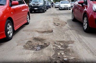Las cuadrillas de bacheo hacen solo remiendos de pocas horas - Edicion Impresa - ABC Color
