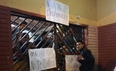 HOY / En corta toma de colegio logran sacar a directora