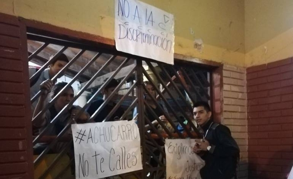 HOY / En corta toma de colegio logran sacar a directora