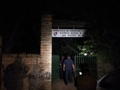 Roban humilde escuela en Tablada Nueva