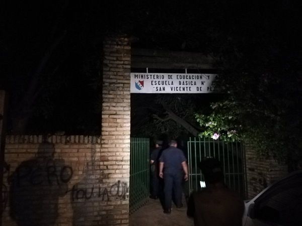 Roban humilde escuela en Tablada Nueva