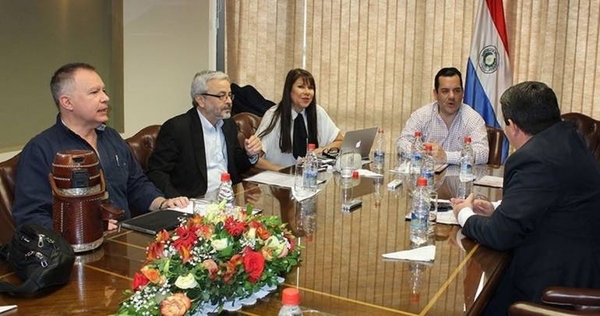 HOY / Intento visceral de Friedmann de cambiar resolución será nulo, advierten expertos