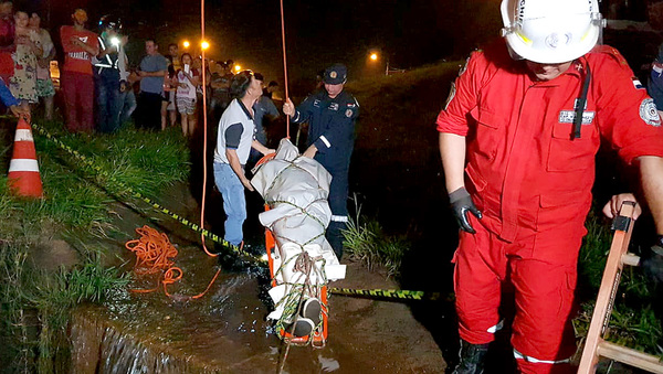 Cayó a una canaleta y murió