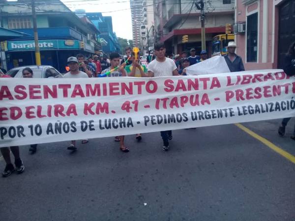 TERCERA JORNADA DE MOVILIZACIÓN DE ASENTADOS DE ITAPÚA EN ASUNCIÓN.