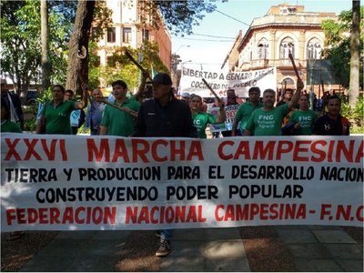 Campesinos llegan a la Plaza Uruguaya y mujeres liderarán acto central
