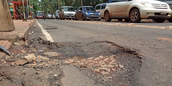Aparecen numerosos baches en principales calles, tras las lluvias - ADN Paraguayo