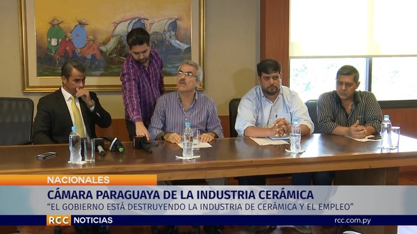 Ceramistas paraguayos denuncian al Gobierno por uso de materiales importados