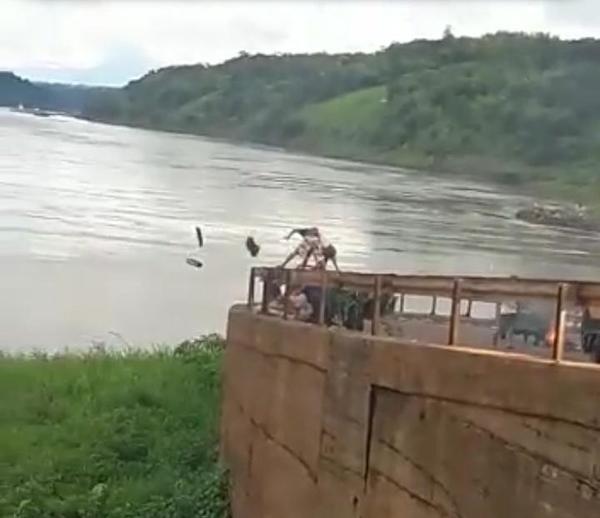 Atracadero es utilizado como vertedero, y desechos van a parar al río Paraná