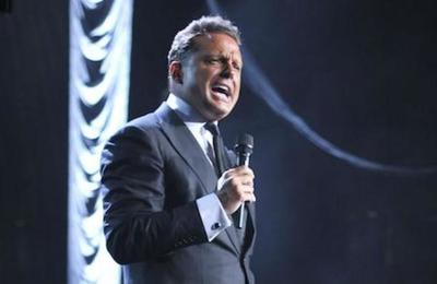 Luis Miguel golpea a un sonidista en pleno concierto - C9N