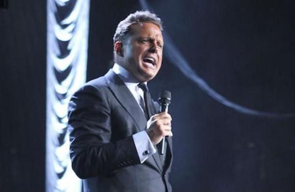 Luis Miguel golpea a un sonidista en pleno concierto - C9N