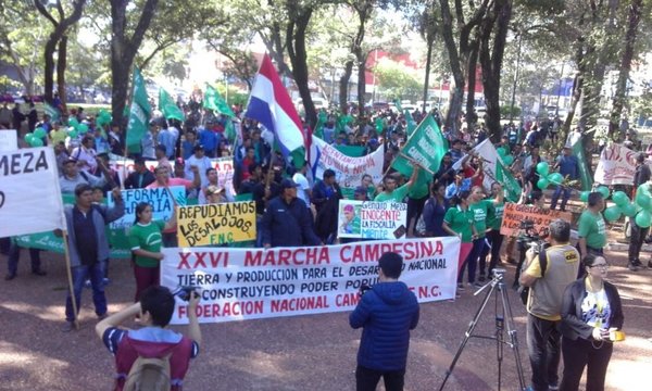 Mujeres lideran el acto central de la marcha campesina - Nacionales - ABC Color