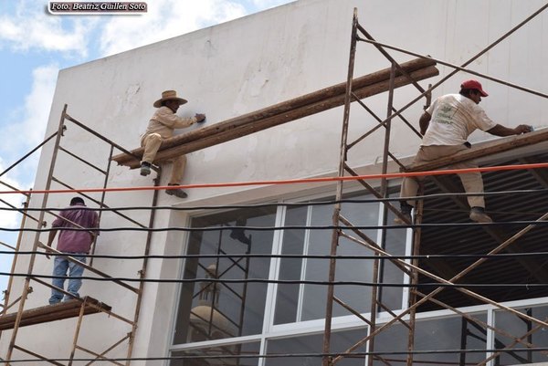 ENCARNACIÓN: OBREROS ARRIESGAN SUS VIDAS EN CONSTRUCCIÓN DE EDIFICIOS.