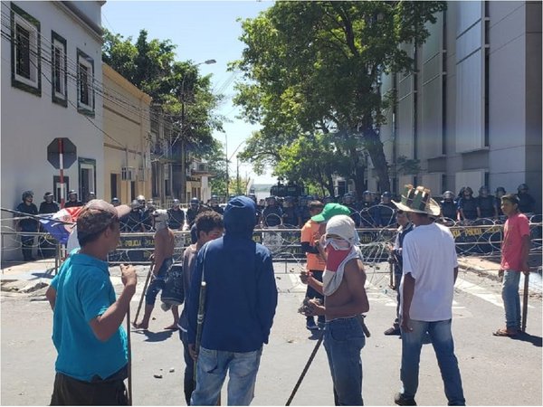 Aumenta tensión entre policías e indígenas de Tacuara'i
