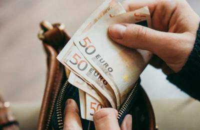 El misterioso 'Robin Hood' que está repartiendo sobres con dinero en un pueblo en España - C9N