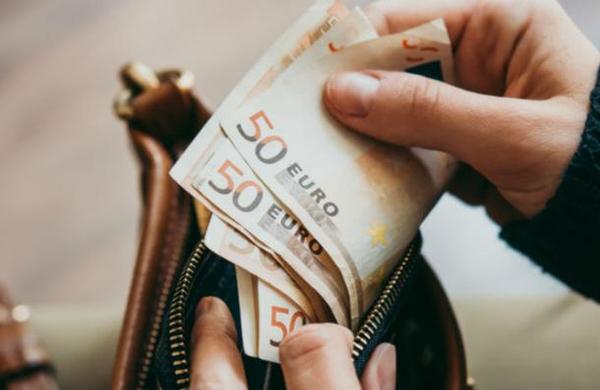 El misterioso 'Robin Hood' que está repartiendo sobres con dinero en un pueblo en España - C9N