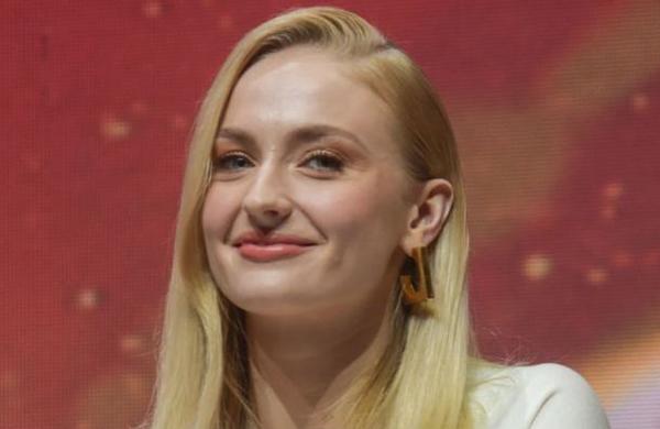 Sophie Turner lleva su gusto por el vino hasta al estadio y este video es la prueba - C9N