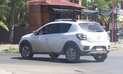 HOY / A punta de pistola subió a un joven a auto, lo manoseó y besó: acusan a un "docente"