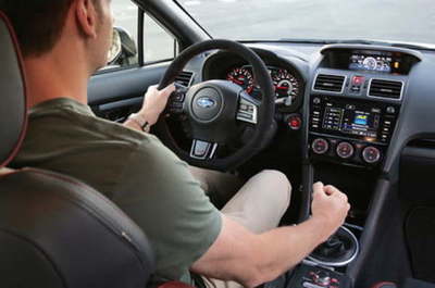 Cómo conducir un auto manual para hacer los cambios tú mismo